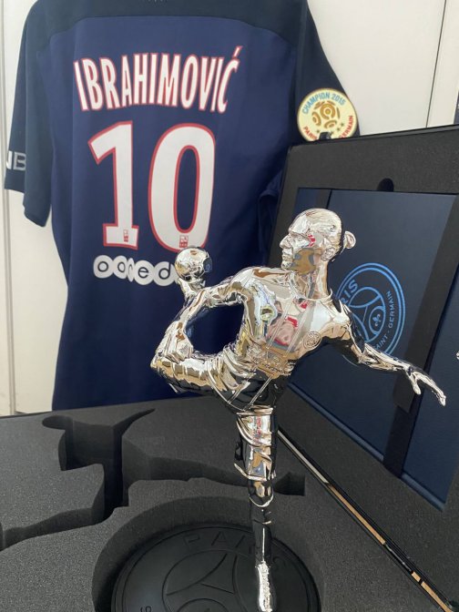 Statuette Ibrahimovic, coffret Collector PSG et livre Backstage