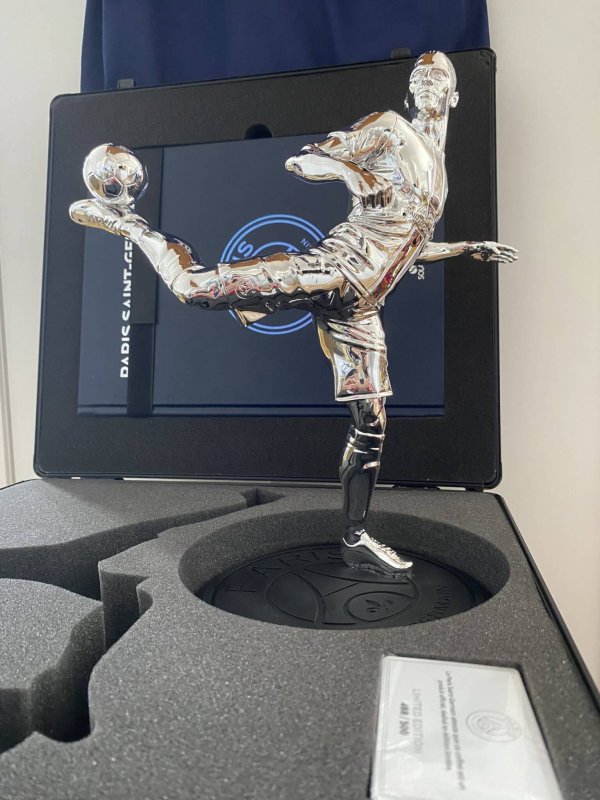 Statuette Ibrahimovic, coffret Collector PSG et livre Backstage