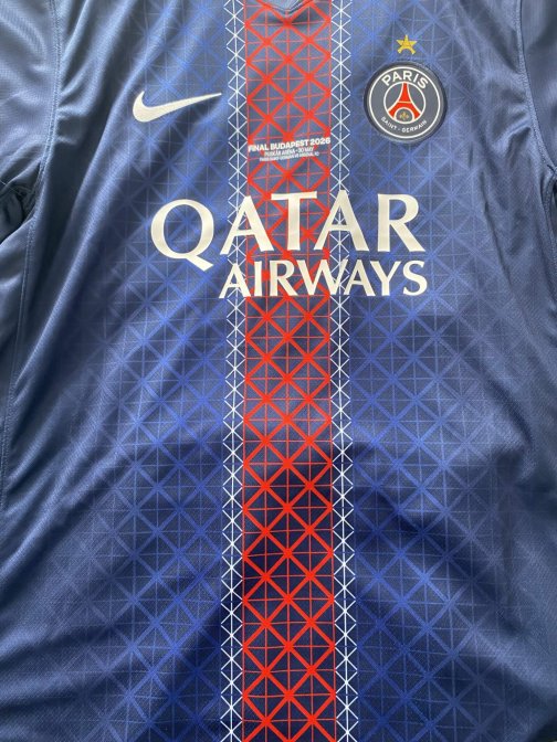 Maillot PSG Domicile 2025/26 Nike Officiel inclus Patch détail Final Budapest/Drapeau/Etoile