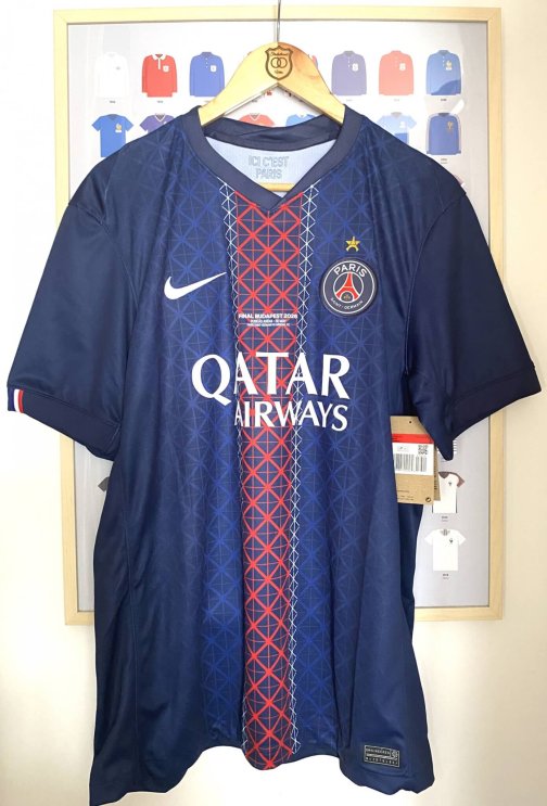 Maillot PSG Domicile 2025/26 Nike Officiel inclus Patch détail Final Budapest/Drapeau/Etoile