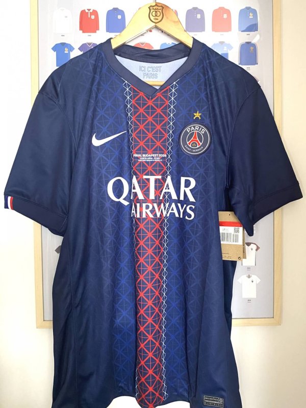 Maillot PSG Domicile 2025/26 Nike Officiel inclus Patch détail Final Budapest/Drapeau/Etoile