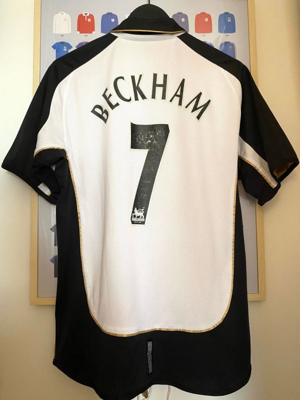 Maillot Umbro Centenaire Manchester United Beckham AwayThird 20012002 réversible Taille M verso Maillot Umbro Centenaire Manchester United Beckham Away/Third 2001/2002 réversible Taille M
